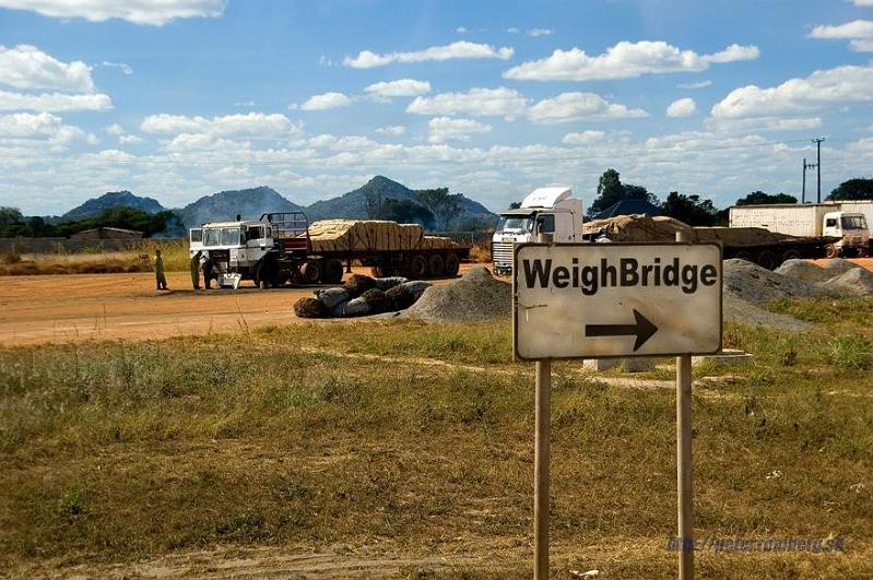 Zambia pictures (11).JPG - Sign of weighbridge = hours of waiting